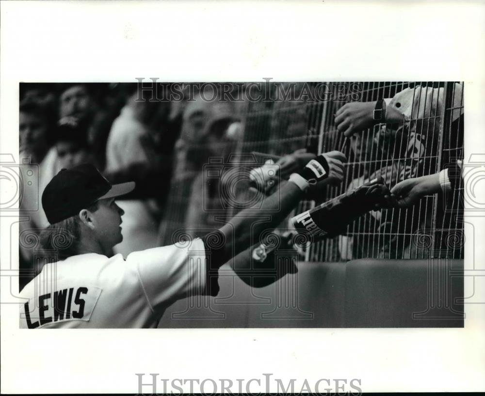1991 Press Photo Mark Lewis, Indians, signs autographs after loss to Oakland A&#39;s - Historic Images