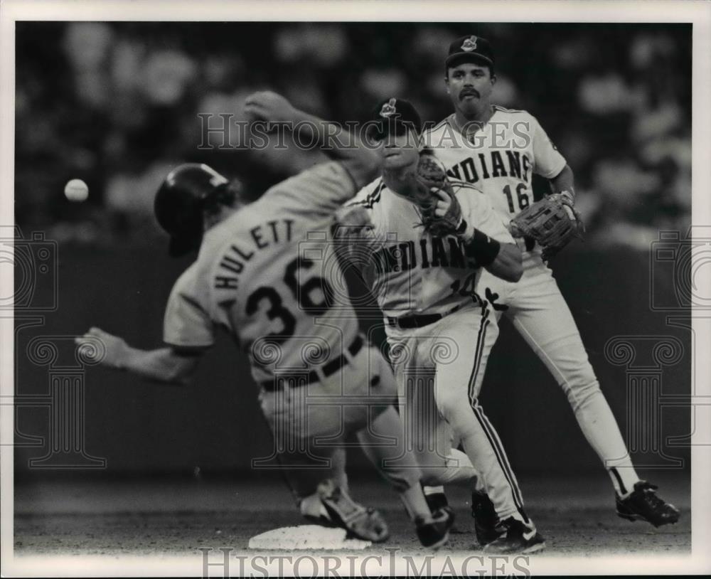 1991 Press Photo Lewis doubles up Hulett in Cleveland Indians game. - cvb58687 - Historic Images