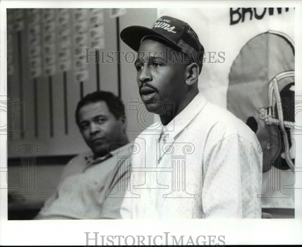 1989 Press Photo Cleveland Browns-Richard Mann, receiver, coach Lawyer Tillman r - Historic Images