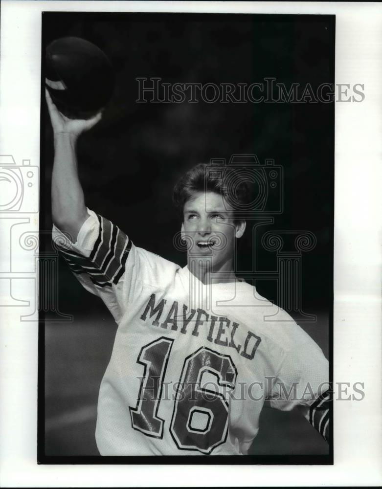 1986 Press Photo Mayfield Hig QB Tom Farinacci throws before practice - Historic Images