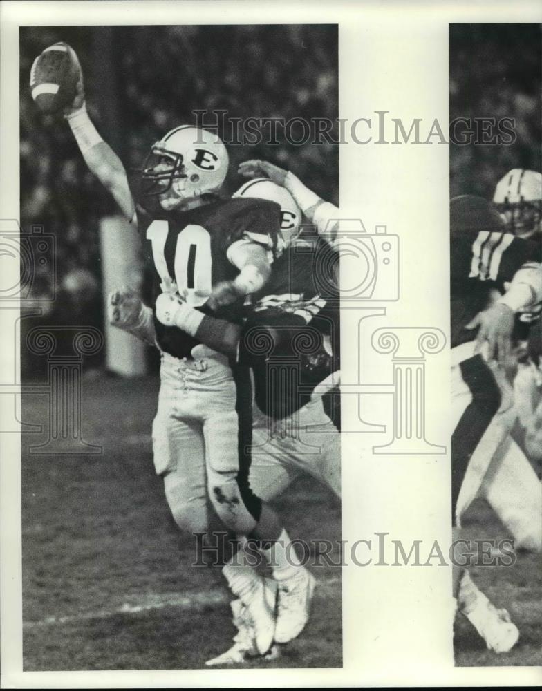 1985 Press Photo Tony Salm holds tha ball in the air after intercepting a pass - Historic Images