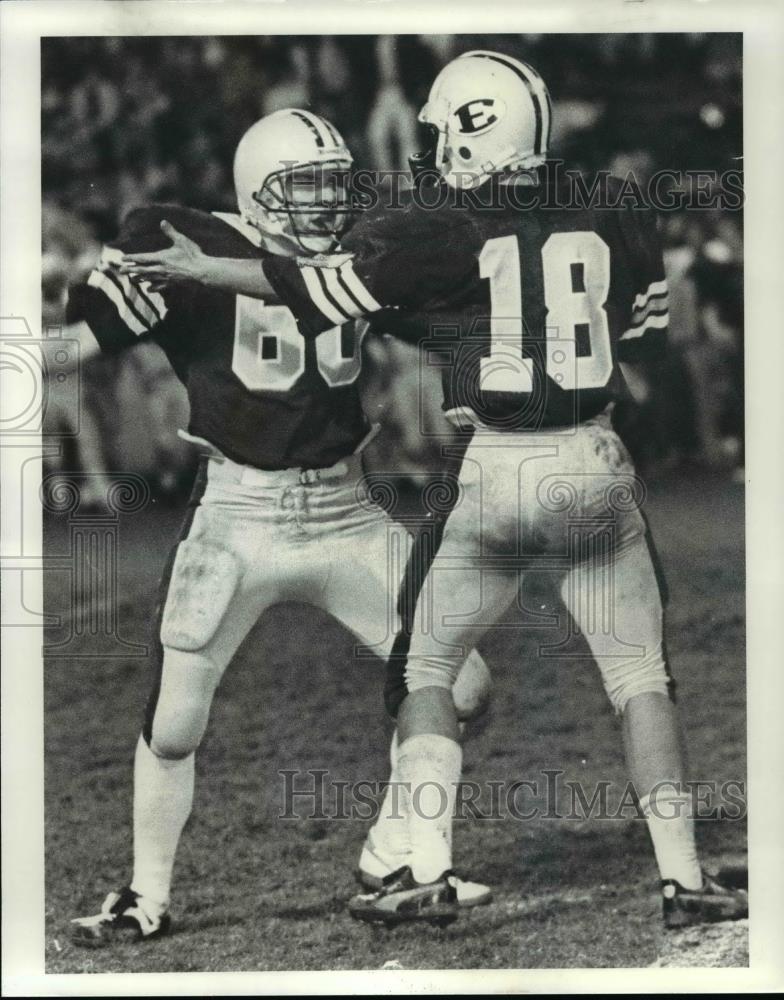 1985 Press Photo LO is congratulated by St. Edward QB and holder Dave Martina - Historic Images