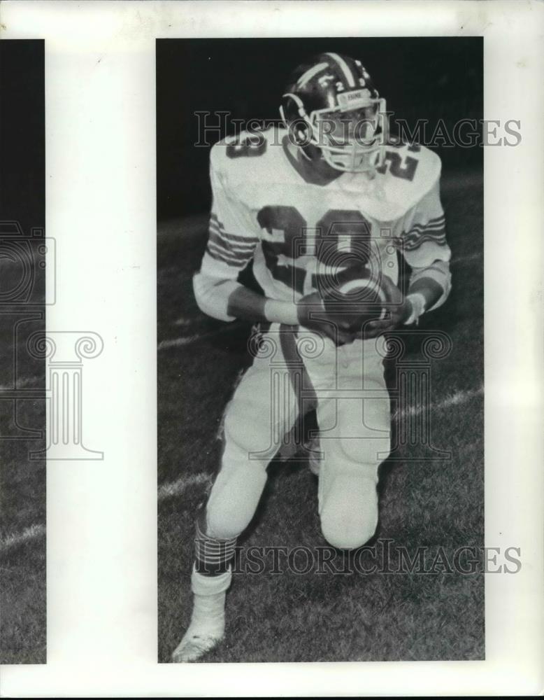 1985 Press Photo Carl Hoggs of Berea carries for a 1st down against Brecksville - Historic Images