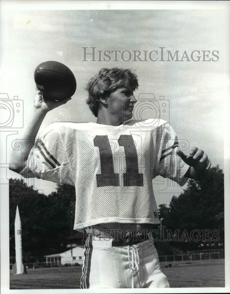 1985 Press Photo Bay Village High Football, Peter Henneberry, Quarterback - Historic Images