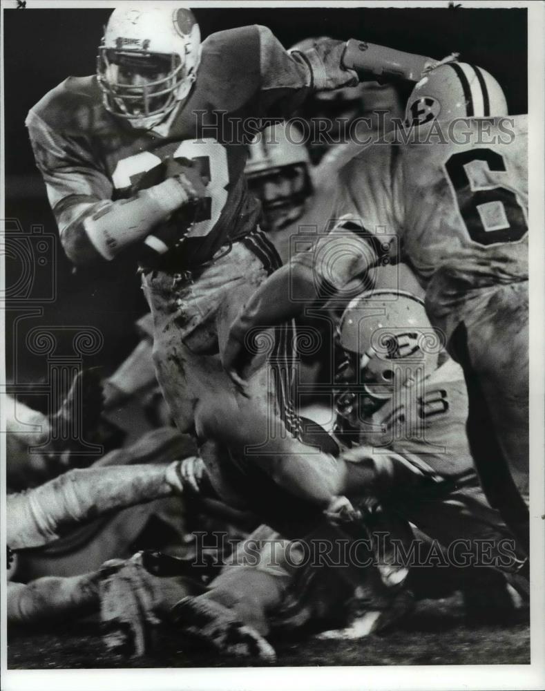 1985 Press Photo Andre Smith Makes his Way for a 1st Down During the 3rd Quarter - Historic Images