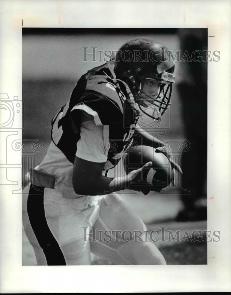 Press Photo Mark Thomas Runs a Play - cvb58883 - Historic Images