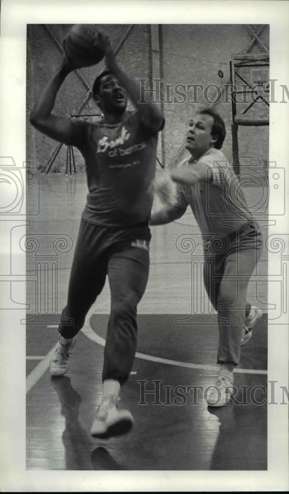 1984 Press Photo Cavs Coach George Karl and Mel Turpin - cvb63442 - Historic Images