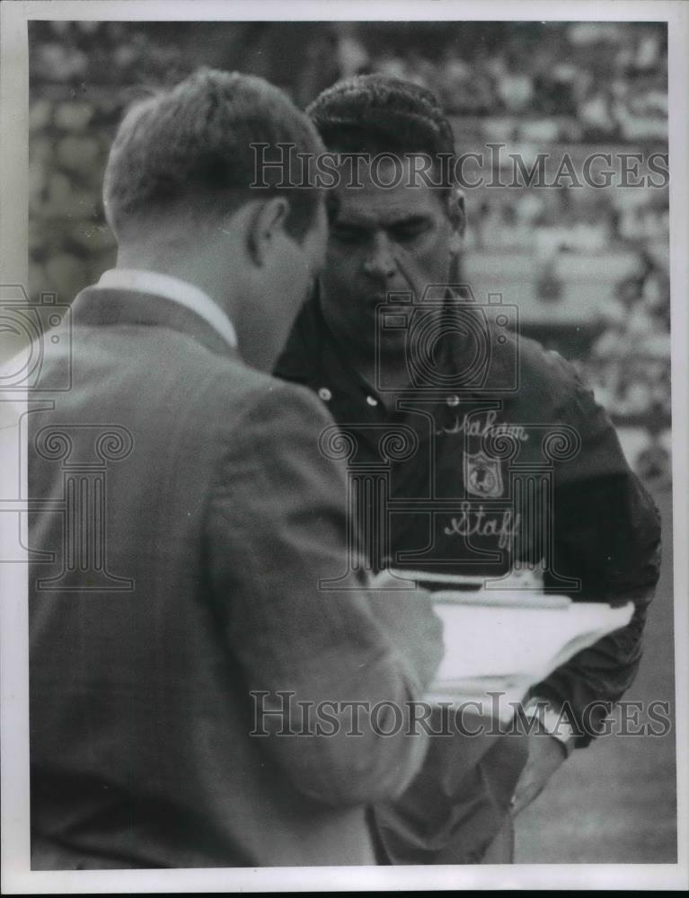 1966 Press Photo Otio Graham with Aid on Sidlines DBL Header - Wash. - cvb63543 - Historic Images