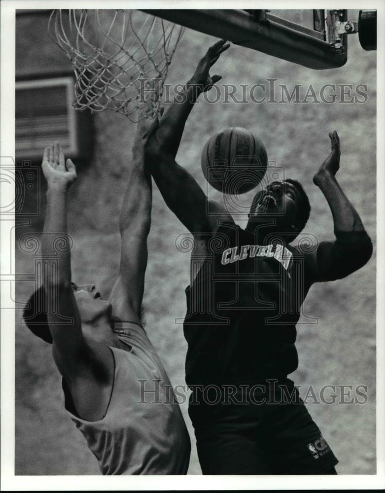 Press Photo Miles Babic blocks the shot of Tommy Collier during Cavs practice. - Historic Images