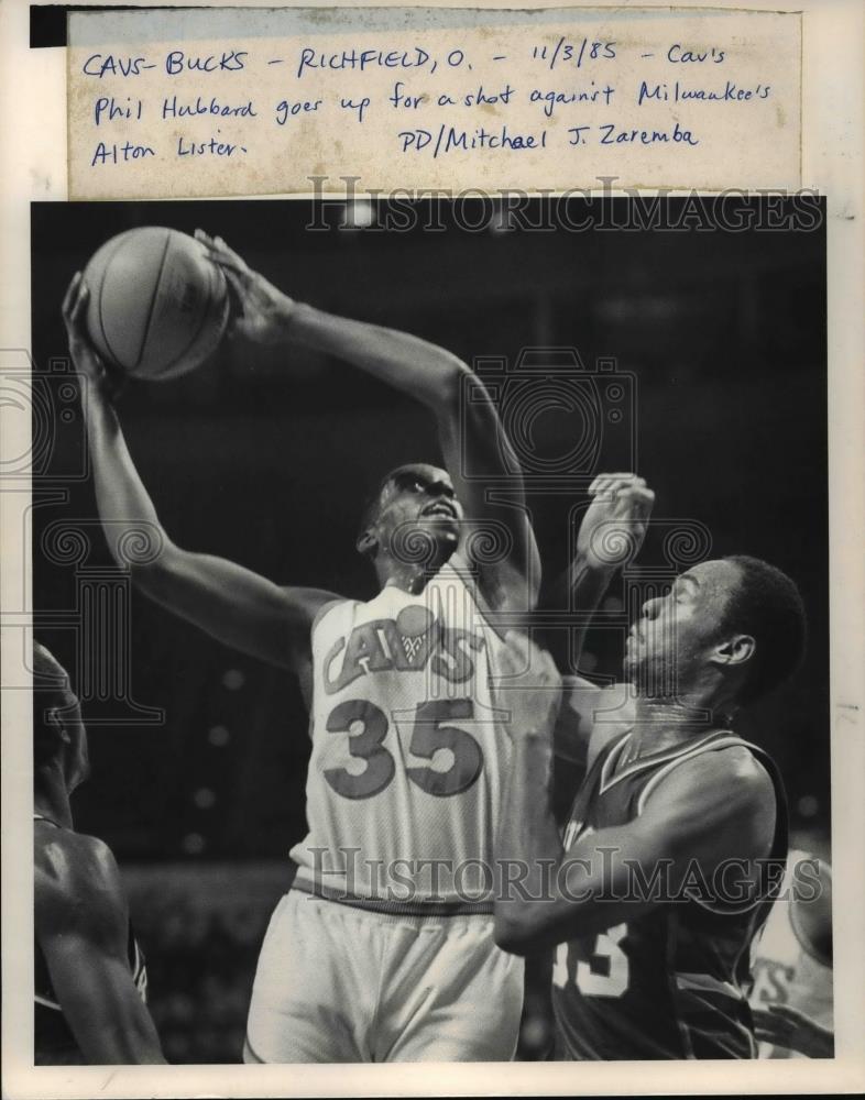 1985 Press Photo Cavs -Bucks- Richfield Ohio -Cavs Phil Hubbard and Alton Lister - Historic Images