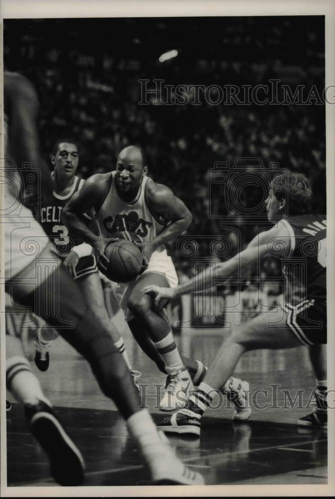 1986 Press Photo Dennis Johnson (3) Celtics, world Be Free (21)Cavs - cvb63645 - Historic Images