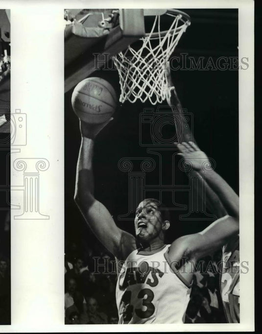 1986 Press Photo Brad Daugherty go in for 2 points - cvb63658 - Historic Images