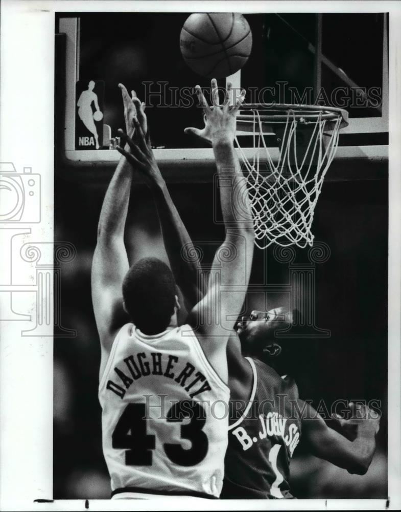 1989 Press Photo Brad Daugherty deposits a shot over the head of the Rockets - Historic Images