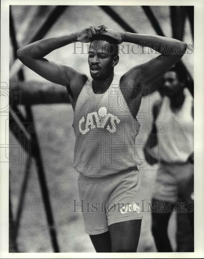 1986 Press Photo Keith Lee winded after running. - cvb63662 - Historic Images