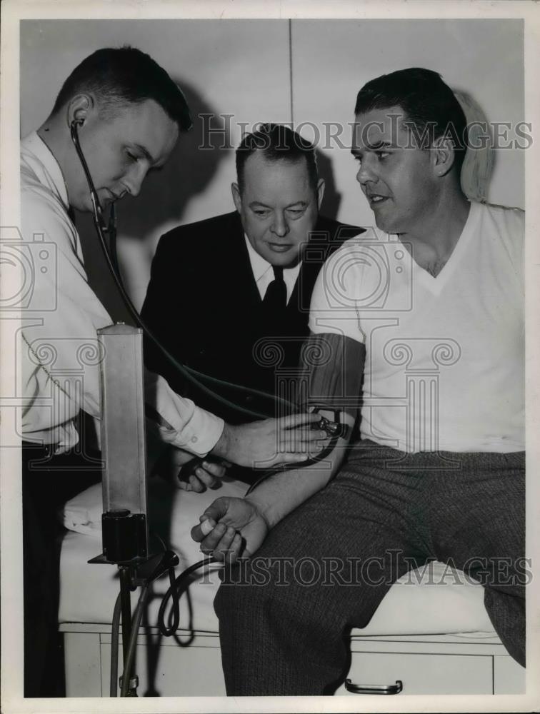 1961 Press Photo Dr. Charles Koch , Admiral Joseph A Kerrins and Otto Graham. - Historic Images