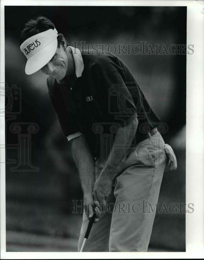 1991 Press PhotoLarry Mize, of Columbus, Georgia, putts for a birdie on the 18th - Historic Images