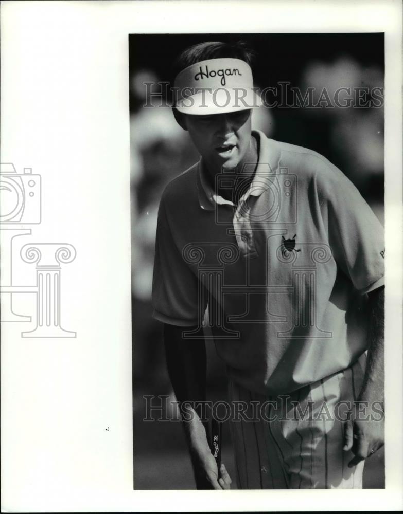 1991 Press Photo Davis Love III talks to his ball after making bogey on 13. - Historic Images