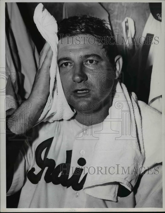 1956 Press Photo Early Wynn mops brow after shutting out Red Sox. - cvb63748 - Historic Images