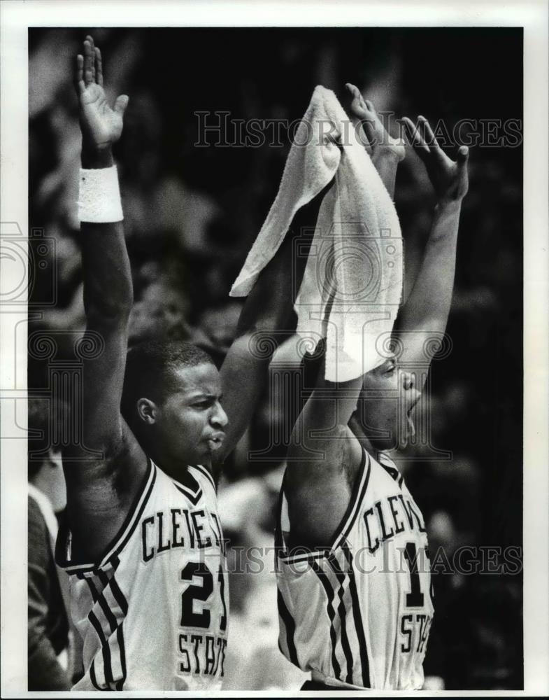 1988 Press Photo Kenny Robertson and Ken (Mouse) McFadden raise arms in triumph. - Historic Images
