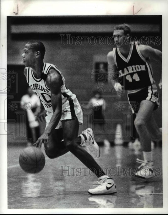 1986 Press Photo Ken McFadden steals ball from Ciaran Lesikar in 3rd quarter. - Historic Images