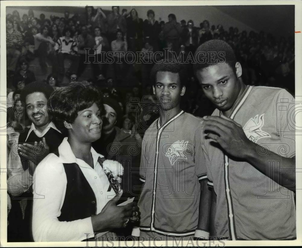 1979 Press Photo Clark Kellogg with his father,mother and brother - cvb63877 - Historic Images