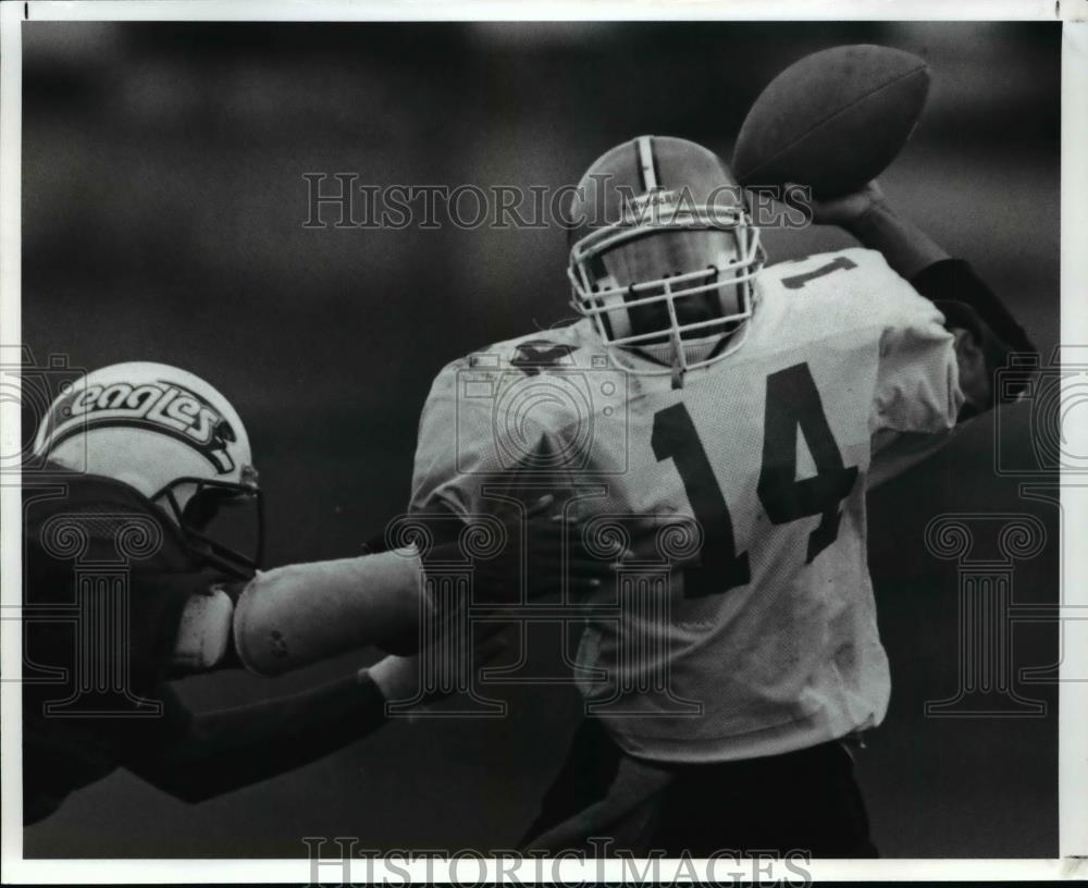 1989 Press Photo Jarrod Price Pressures David Walker During Game - cvb63906 - Historic Images