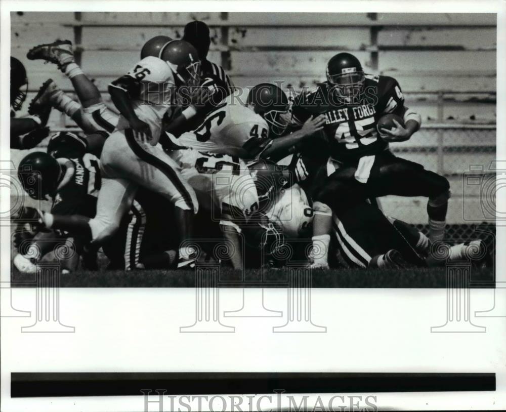 1989 Press Photo Valley Forge&#39;s Brian Bickerton spins away from a tackle - Historic Images