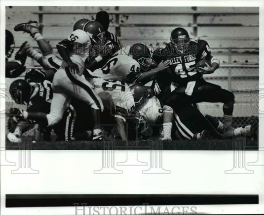 1989 Press Photo Valley Forge's Brian Bickerton spins away from a tackle - Historic Images
