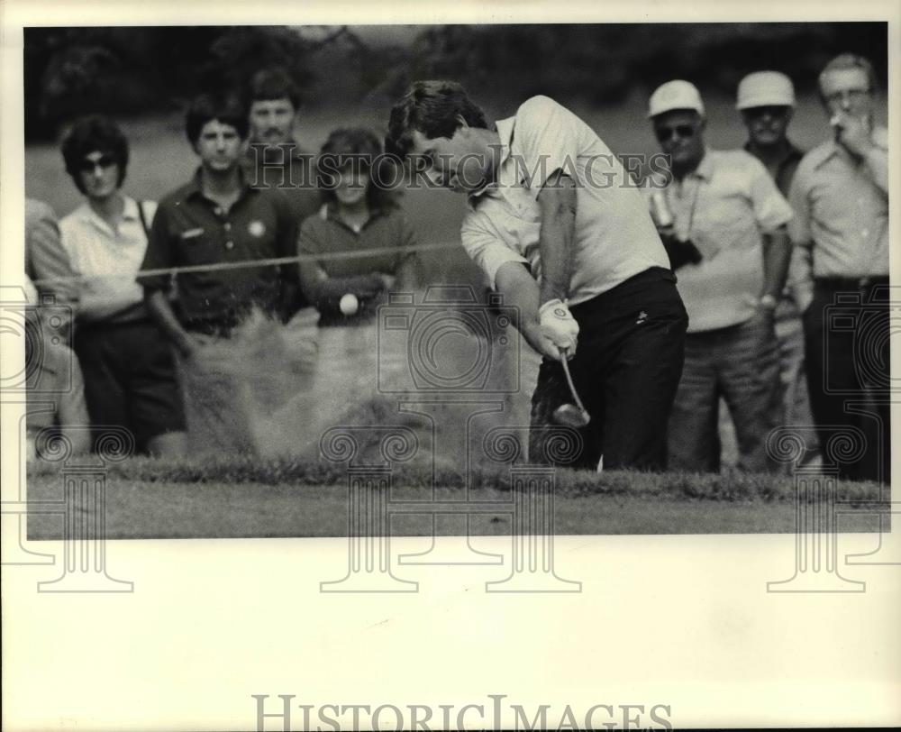 1984 Press Photo Bruce Lietzke hits from sand trap on the 6th hole. - cvb63970 - Historic Images