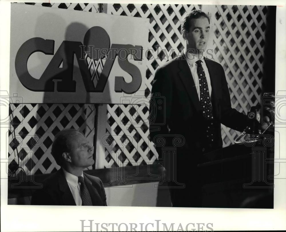 Press Photo Newest Cavalier Danny Ferry greets the media. - cvb64001 - Historic Images