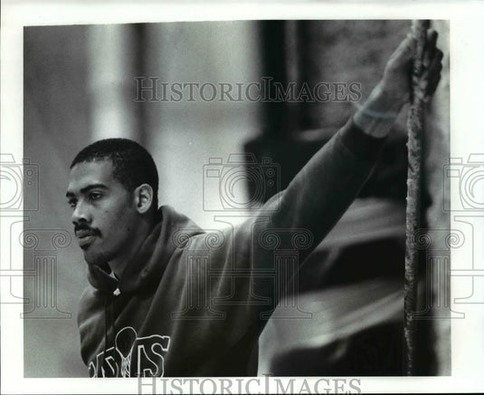 1986 Press Photo John Williams watches practice because he has a sore knee. - Historic Images