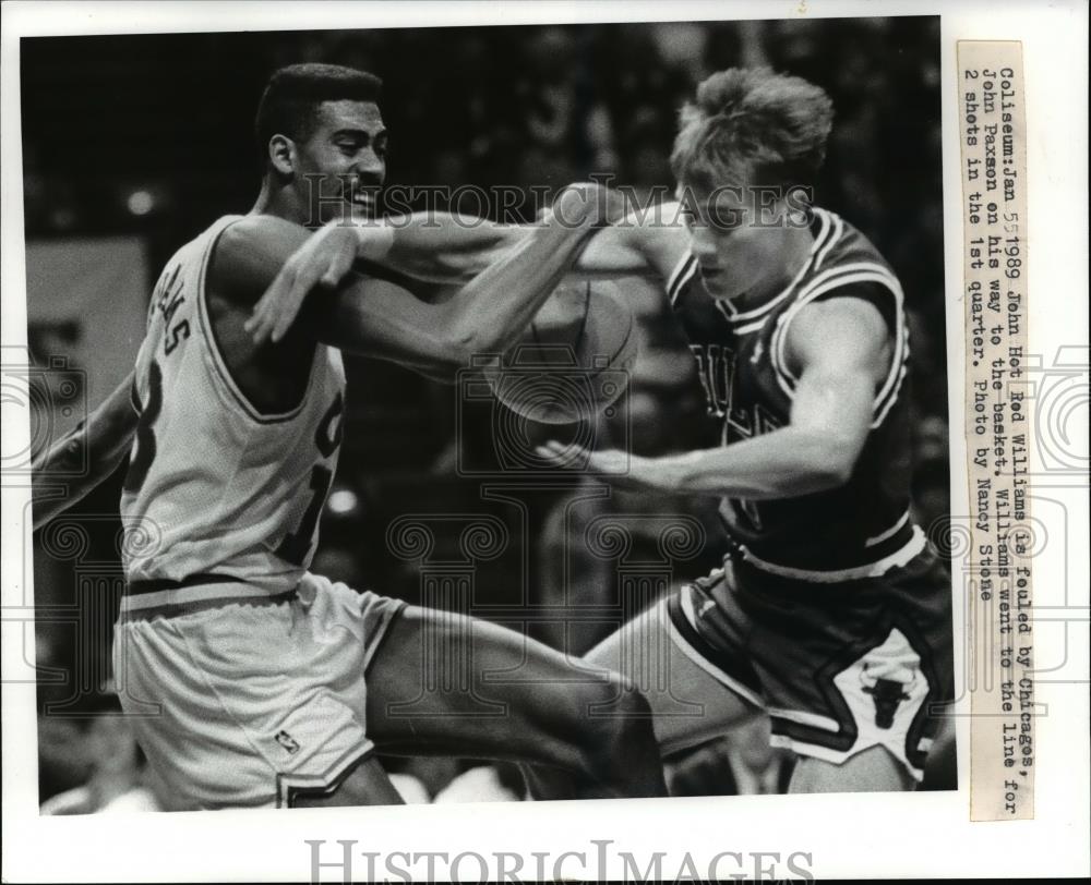 1989 Press Photo Jon Hot Rod Willams is fouled by Chicagos, John Paxson - Historic Images