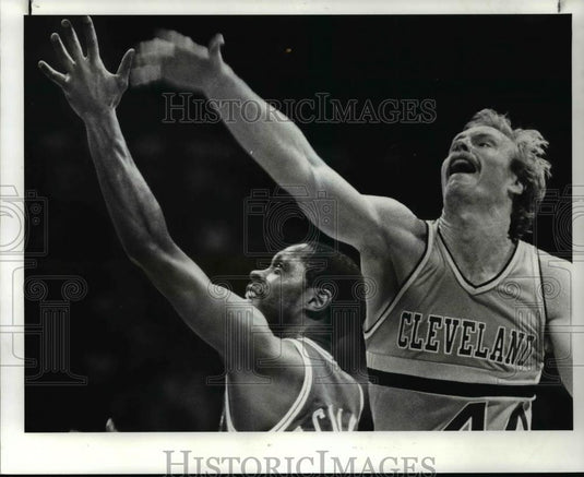 1983 Press Photo Jeff Cook Tries to Block Nate Archibald as He Drives to Basket - Historic Images
