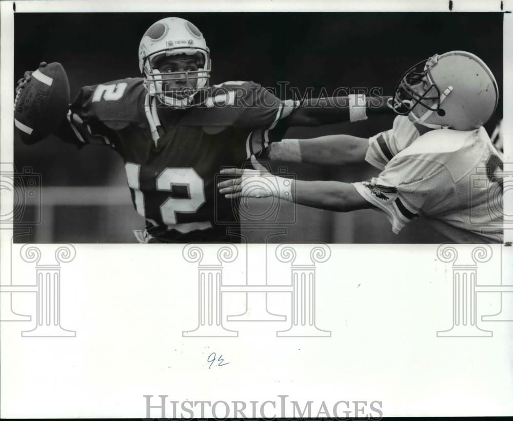 1989 Press Photo St. Joe's quarterback Tony Miller vs St. Eds Steve Segul - Historic Images