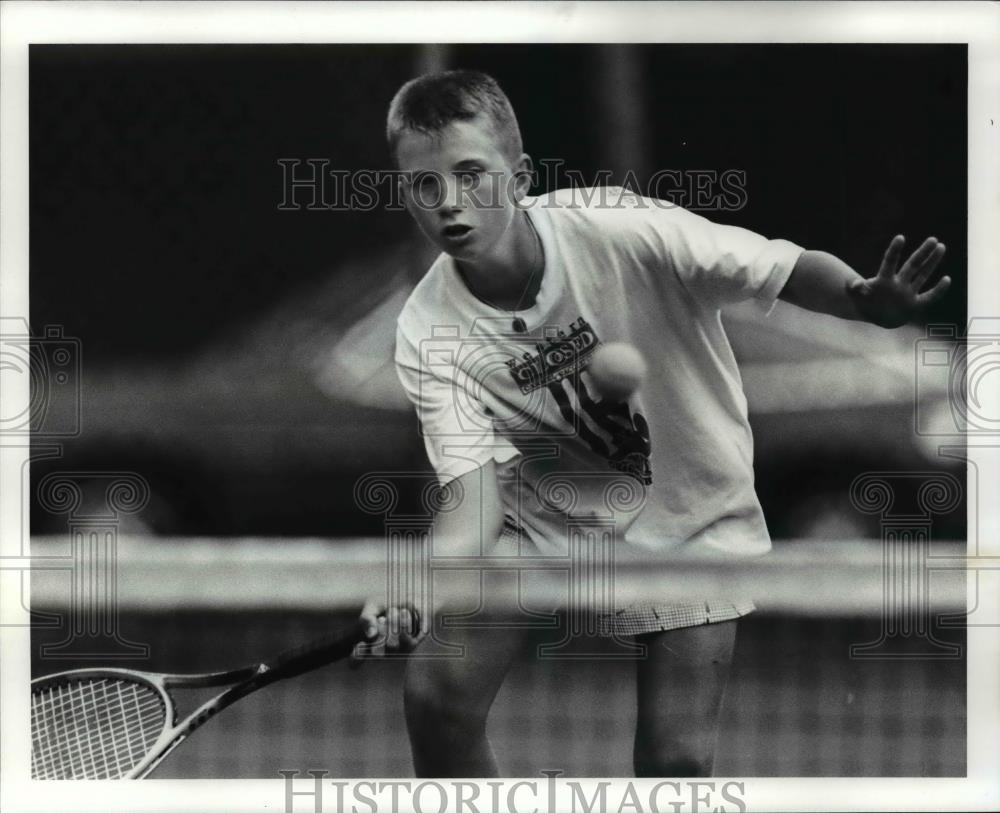 1990 Press Photo Ed Dus, winner in the 12 year old age backets returns a shot - Historic Images