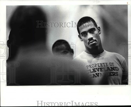 1986 Press Photo John Williams listens to coach Lenny Wilkins - cvb64164 - Historic Images