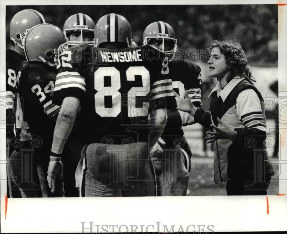 1981 Press Photo Browns football players and a female fan - cvb64179 - Historic Images