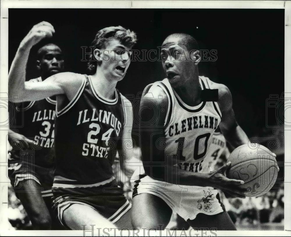 1987 Press Photo Ken McFadden of CSU drives to the basket against Sam Skarich - Historic Images