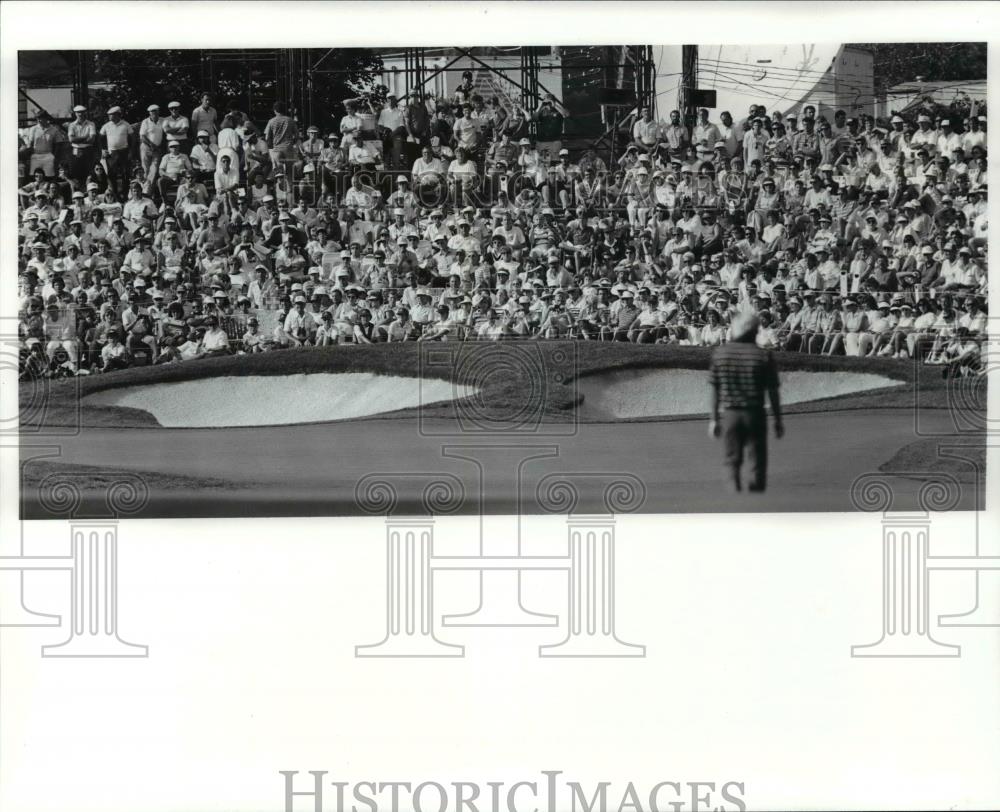 1987 Press Photo Gregg Norman walks to the 18th green - cvb64288 - Historic Images