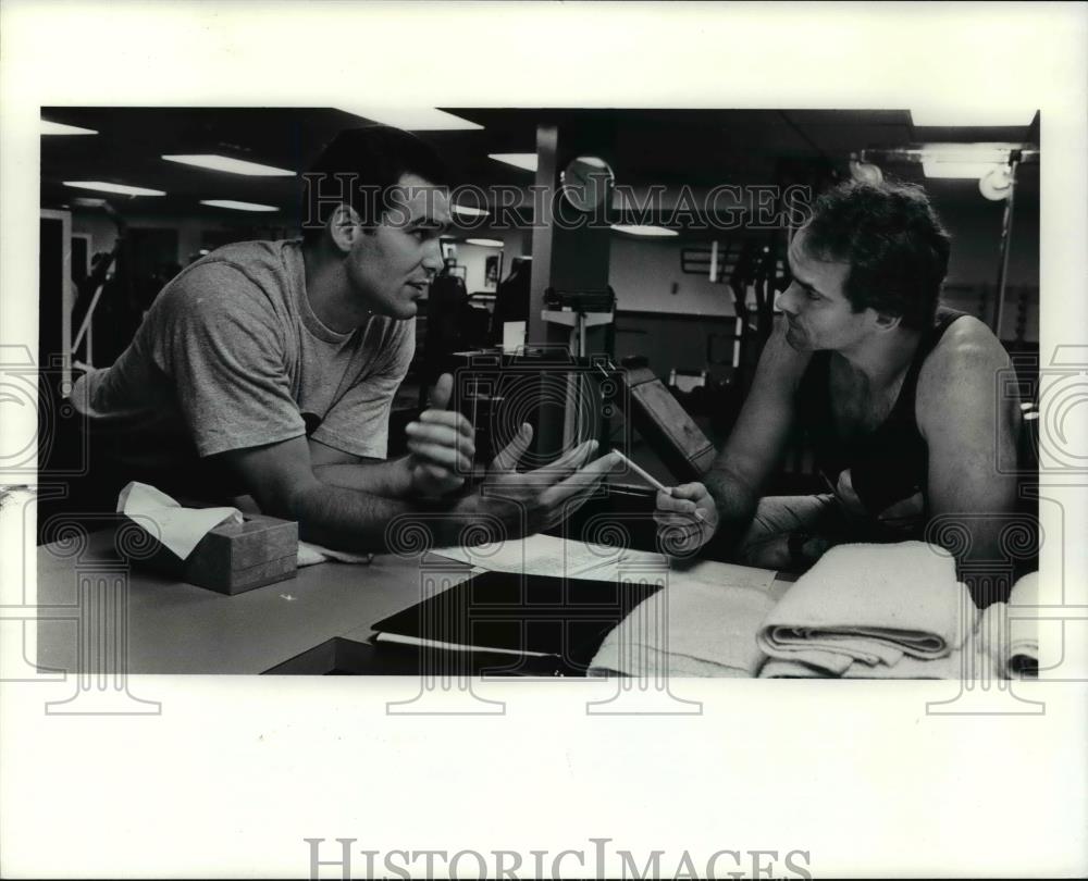 2000 Press Photo Danny Ferry talks his work out plays with John Grogan. - Historic Images