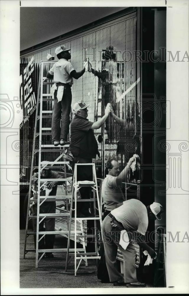 1987 Press Photo A Crew from Pittsburgh Paint &amp; Glass Waxes a Semi-trailer Cars - Historic Images