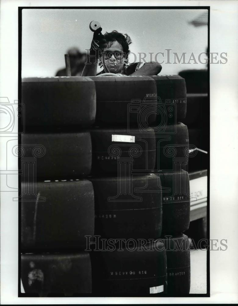 1987 Press Photo Loren Kuck of Jeff McPherson&#39;s Crew Checks the Tire Pressure - Historic Images