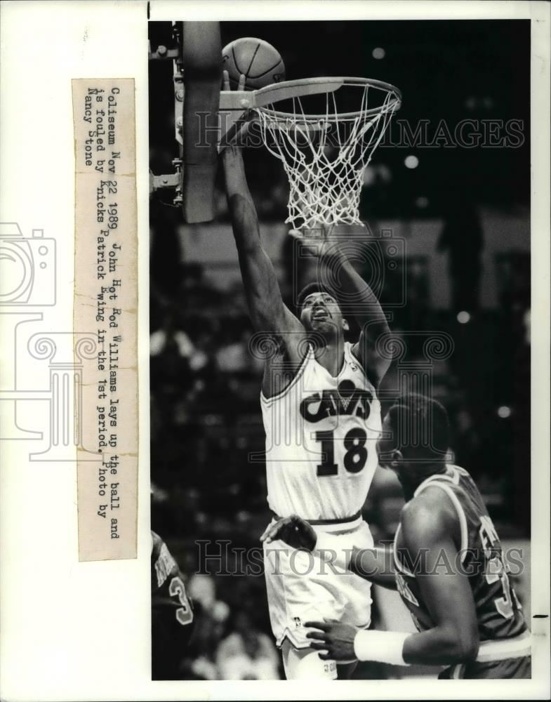 1989 Press Photo John Hot Rod Williams Lays Up Ball, Fouled by Patrick Ewing - Historic Images