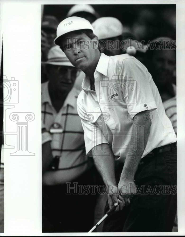 1987 Press Photo Davis Love III chips his 5th shot to the 4th Green - cvb64433 - Historic Images