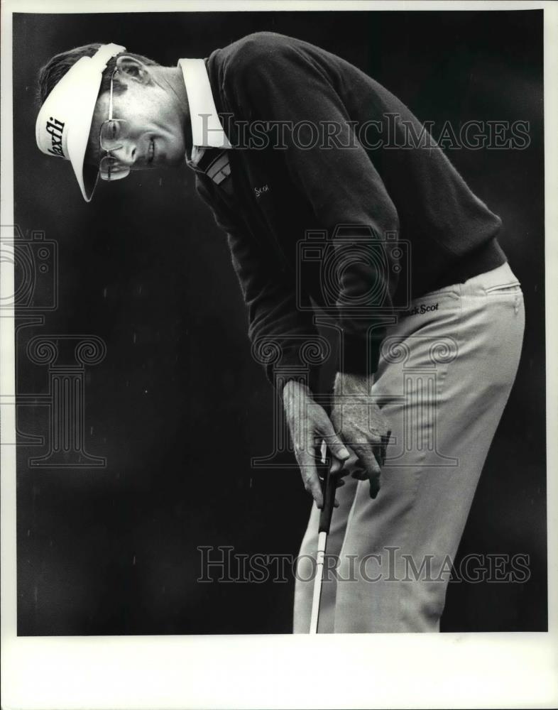 1988 Press Photo Golfer Mike Reid smiles as he misses putt on 4th hole - Historic Images