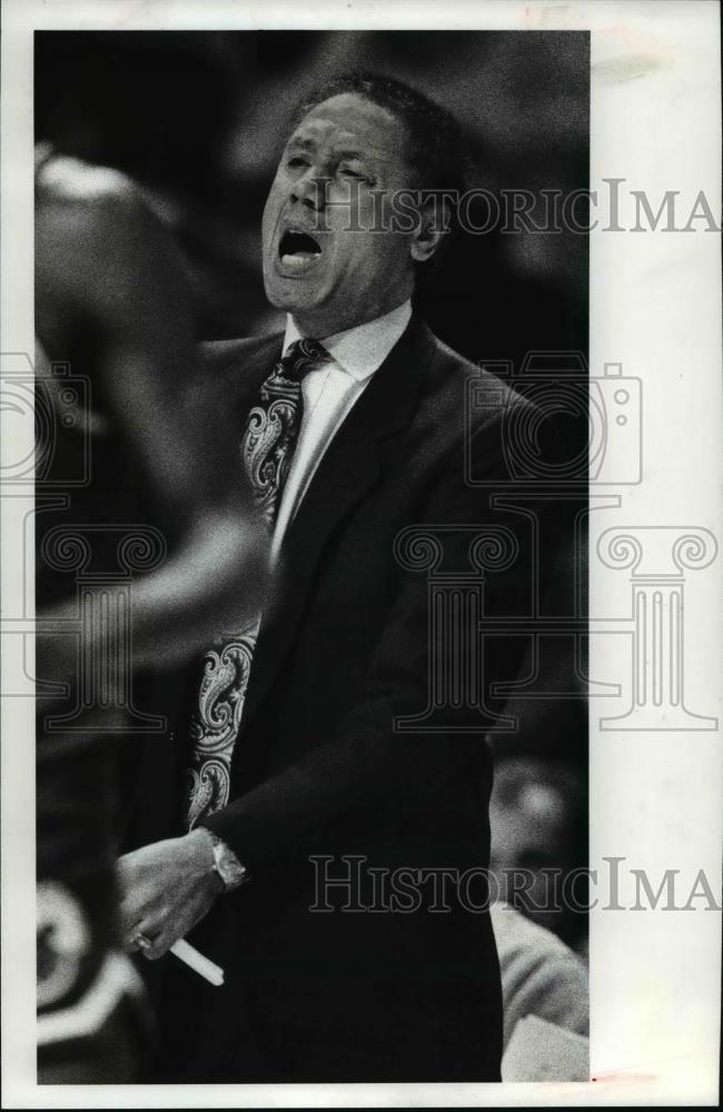 1990 Press Photo Coach Lenny Wilkens voices his displeasure with shot selection - Historic Images
