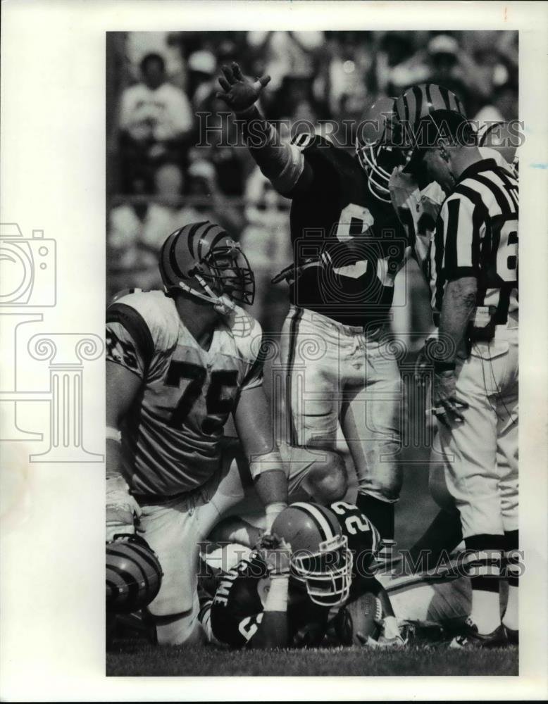 1991 Press Photo Vince Newsome recovers a fumble in 1st quarter. - cvb64553 - Historic Images