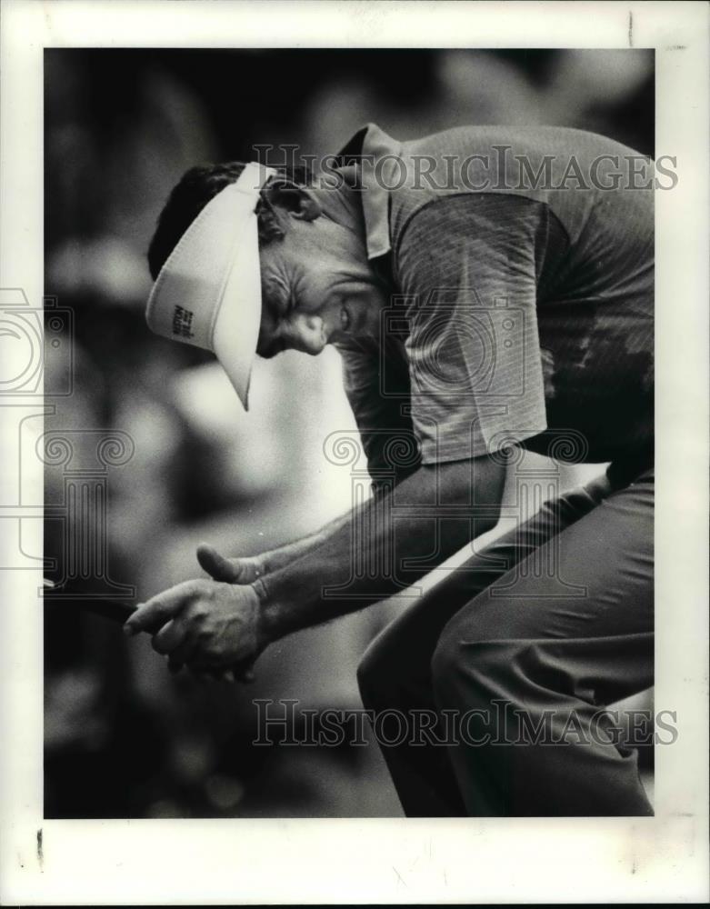 1983 Press Photo David Graham tries some body English to drop a eagle putt. - Historic Images
