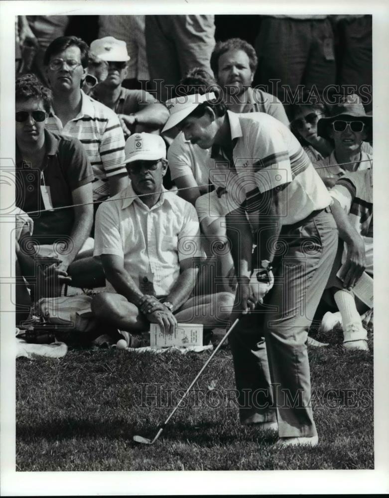 1989 Press Photo David Frost chip to the green on 11. - cvb64566 - Historic Images