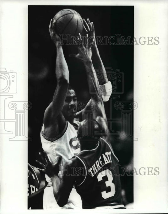 Press Photo John Williams passes off the ball over Sedale Threatt. - cvb64647 - Historic Images